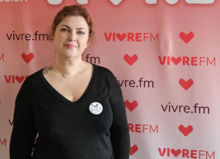 Portrait de la représentante de l'association Les PIES lors de son interview dans les studios de la radio Vivre FM
